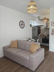 a living room with a couch and a kitchen at Terrazza Groane in Garbagnate Milanese