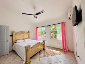 Ένα ή περισσότερα κρεβάτια σε δωμάτιο στο HappiCasaRD & Holistic House