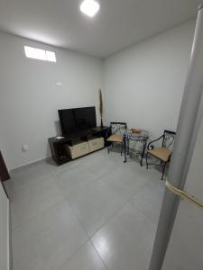 Μια τηλεόραση ή/και κέντρο ψυχαγωγίας στο Pequena Casa Búzios - Confortável para casal com garagem