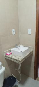 Ένα μπάνιο στο Pequena Casa Búzios - Confortável para casal com garagem