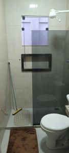 Ένα μπάνιο στο Pequena Casa Búzios - Confortável para casal com garagem