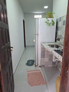 Η κουζίνα ή μικρή κουζίνα στο Pequena Casa Búzios - Confortável para casal com garagem