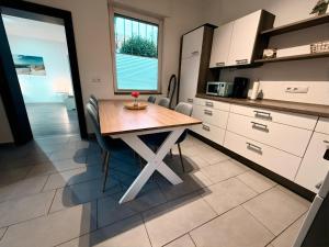 Η κουζίνα ή μικρή κουζίνα στο StadtHOUSE Bentheim Viel Platz für Gruppen