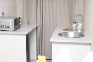 Η κουζίνα ή μικρή κουζίνα στο Lethabo Guesthouse +15 φωτογραφίες