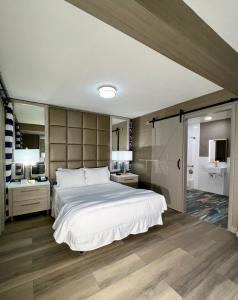 Un dormitorio con una cama grande y un baño. en 3 Palms Tucson North Foothills, en Tucson 46 fotos más