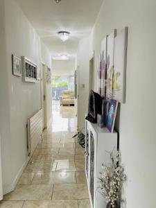 Μια τηλεόραση ή/και κέντρο ψυχαγωγίας στο Near Station - Spacious 5-Bed Home with Parking