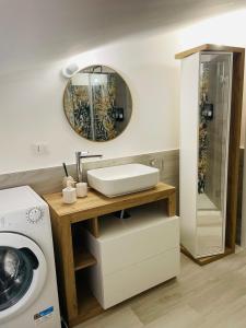 Un baño con lavabo y lavadora. en PsApart, en Augusta