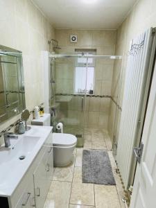 Ένα μπάνιο στο Near Station - Spacious 5-Bed Home with Parking