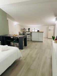 a room with a kitchen and a dining room with a table at PsApart in Augusta