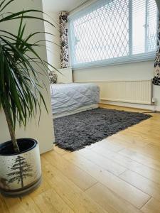 Ένα ή περισσότερα κρεβάτια σε δωμάτιο στο Near Station - Spacious 5-Bed Home with Parking