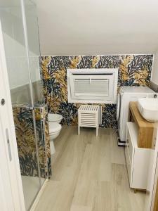 baño con lavabo, aseo y radiador en PsApart, en Augusta 23 fotos más