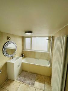 Ένα μπάνιο στο Near Station - Spacious 5-Bed Home with Parking