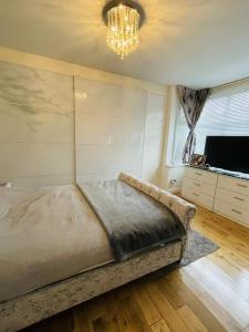 Ένα ή περισσότερα κρεβάτια σε δωμάτιο στο Near Station - Spacious 5-Bed Home with Parking