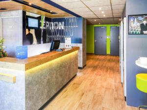 维特罗勒Ibis Budget Marseille Vitrolles的建筑物内的大堂设有接待台。