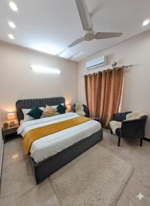 Postel nebo postele na pokoji v ubytování The Guest House Islamabad G-13