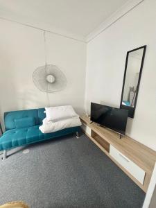 Μια τηλεόραση ή/και κέντρο ψυχαγωγίας στο Treforest Apartment 3 Bedrooms - Next Station - Free Parking