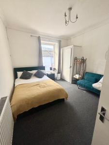 Ένα ή περισσότερα κρεβάτια σε δωμάτιο στο Treforest Apartment 3 Bedrooms - Next Station - Free Parking