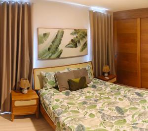 a bedroom with a bed with a green bedspread at Green Oasis in La Laguna