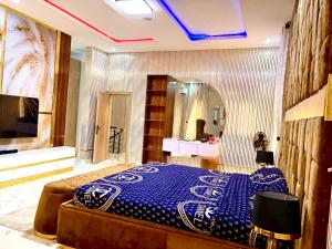 Ένα ή περισσότερα κρεβάτια σε δωμάτιο στο A & F Luxury Homes