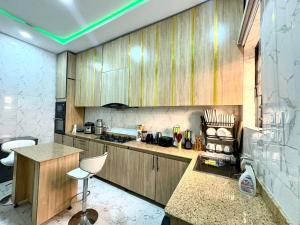 Η κουζίνα ή μικρή κουζίνα στο A & F Luxury Homes