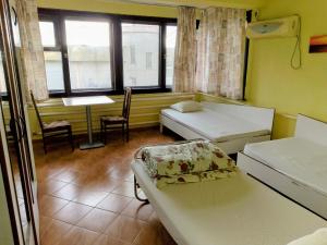 En eller flere senge i et værelse på Hostel Varna Botanika + 24 billeder