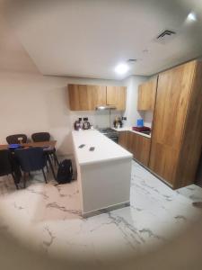 Η κουζίνα ή μικρή κουζίνα στο Luxury furnished 1BHK apartment Maria Vista +6 φωτογραφίες