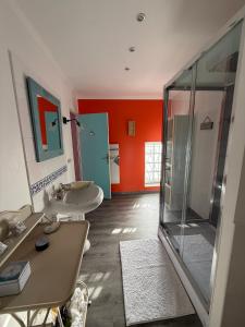 Ένα μπάνιο στο Normandie ferme restaurée du 18ème avec jacuzzi +41 φωτογραφίες