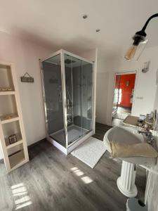 Ένα μπάνιο στο Normandie ferme restaurée du 18ème avec jacuzzi