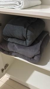 a pile of towels sitting on a shelf at Suíte com ar, frigobar atende até 3 pessoas não a estacionamento in Sinop +1 photo