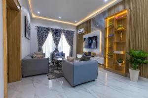 Luxury one bedroom apartment lekki phase 1 في ليكى: غرفة معيشة مع أريكتين وطاولة
