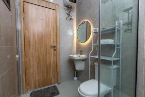 Luxury one bedroom apartment lekki phase 1 في ليكى: حمام مع مرحاض ومغسلة ومرآة +10 صور