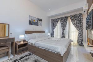 Luxury one bedroom apartment lekki phase 1 في ليكى: غرفة نوم بسرير وخزانة وتلفزيون