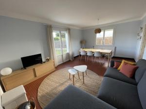 a living room with a couch and a table at Maison Dizavel in Le Croisic