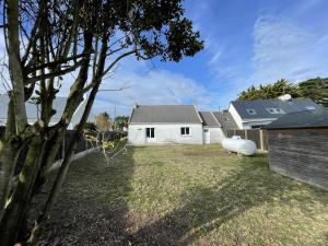 a yard with a house and a white house at Maison Dizavel in Le Croisic