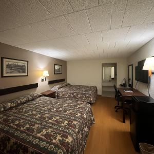 Giường trong phòng chung tại Executive Inn Coopersburg