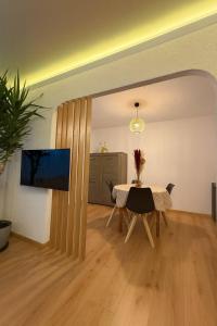 Телевизор и/или развлекательный центр в Appartement Moderne, Rénover, Triple Frontière, SAINT LOUIS CENTRE