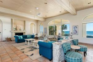 Chateau of the Isle by Emerald Isle Realty في Salter Path: غرفة معيشة مع أثاث أزرق والمحيط