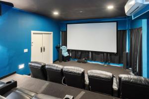 Chateau of the Isle by Emerald Isle Realty في Salter Path: قاعة اجتماعات مع كراسي جلدية وشاشة بيضاء +191 صورة