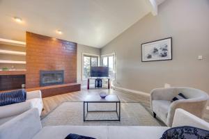 Et tv og/eller underholdning på Pet-Friendly Condo with Mountain View in Monument!