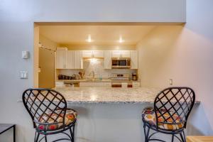 Køkken eller tekøkken på Pet-Friendly Condo with Mountain View in Monument!