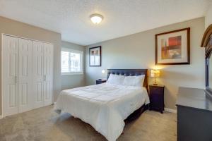 En eller flere senge i et værelse på Pet-Friendly Condo with Mountain View in Monument!