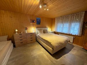 Postel nebo postele na pokoji v ubytování Big Apartment nearby Interlaken Parking