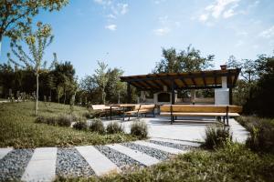 un refugio de picnic con bancos en un parque en Blue City Residence Sibiu, en Sibiu