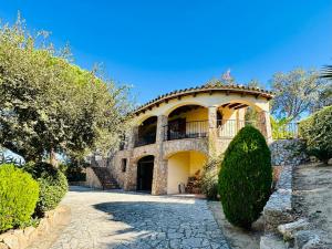 een groot stenen gebouw met een balkon. bij Paliane CostaBravaSi in Calonge