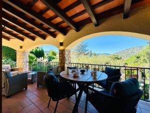 een terras met een tafel en stoelen op een balkon bij Paliane CostaBravaSi in Calonge
