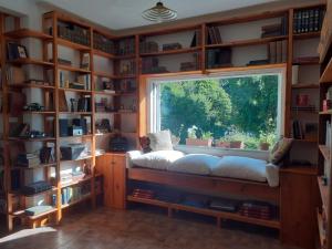 Biblioteket i lodgen + 13 billeder