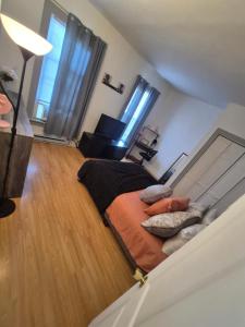 una camera da letto con un letto in una stanza di Humble beginning a Norwich