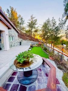 um pátio com uma mesa com uma planta em Gazingstars Cottages Agridia 