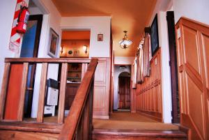 a hallway with a wooden staircase in a house at Cuatro Cerros in San Carlos de Bariloche