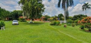 Κήπος έξω από το Finca Piscina Playita Kiosco Bar Combia - Estación Pereira